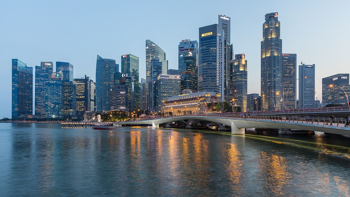 Cầu Esplanade nối vào khu trung tâm Singapore lúc lên đèn