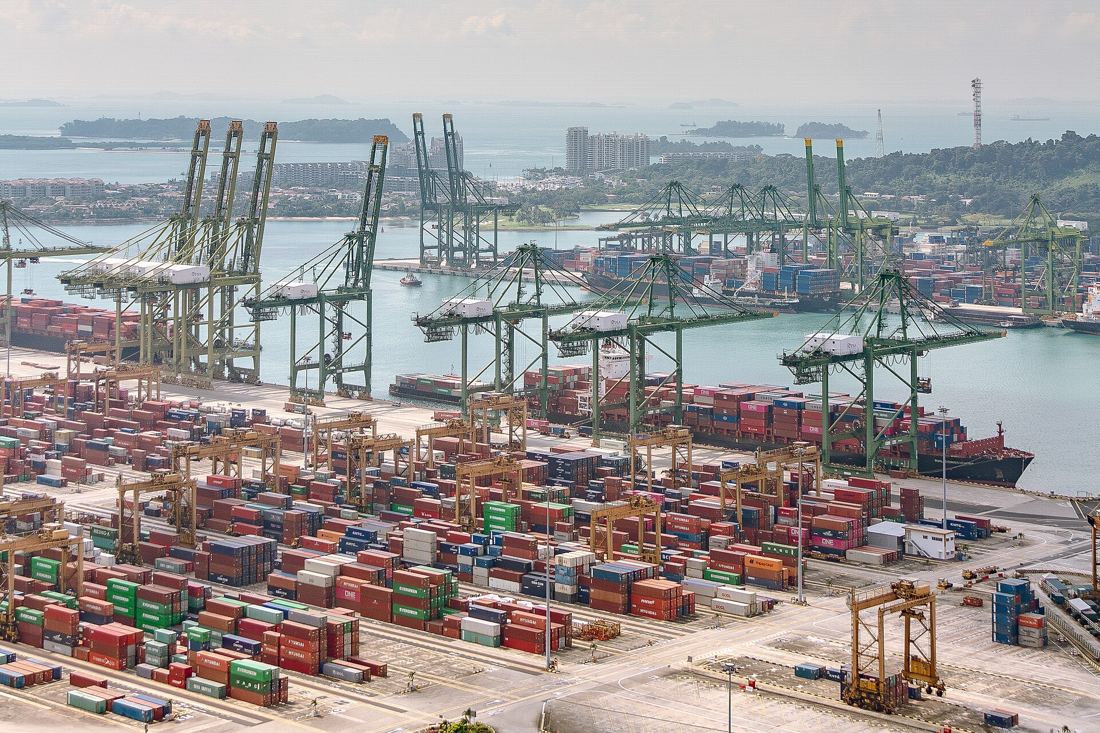 Cảng container Singapore với các cần cẩu và tàu hàng